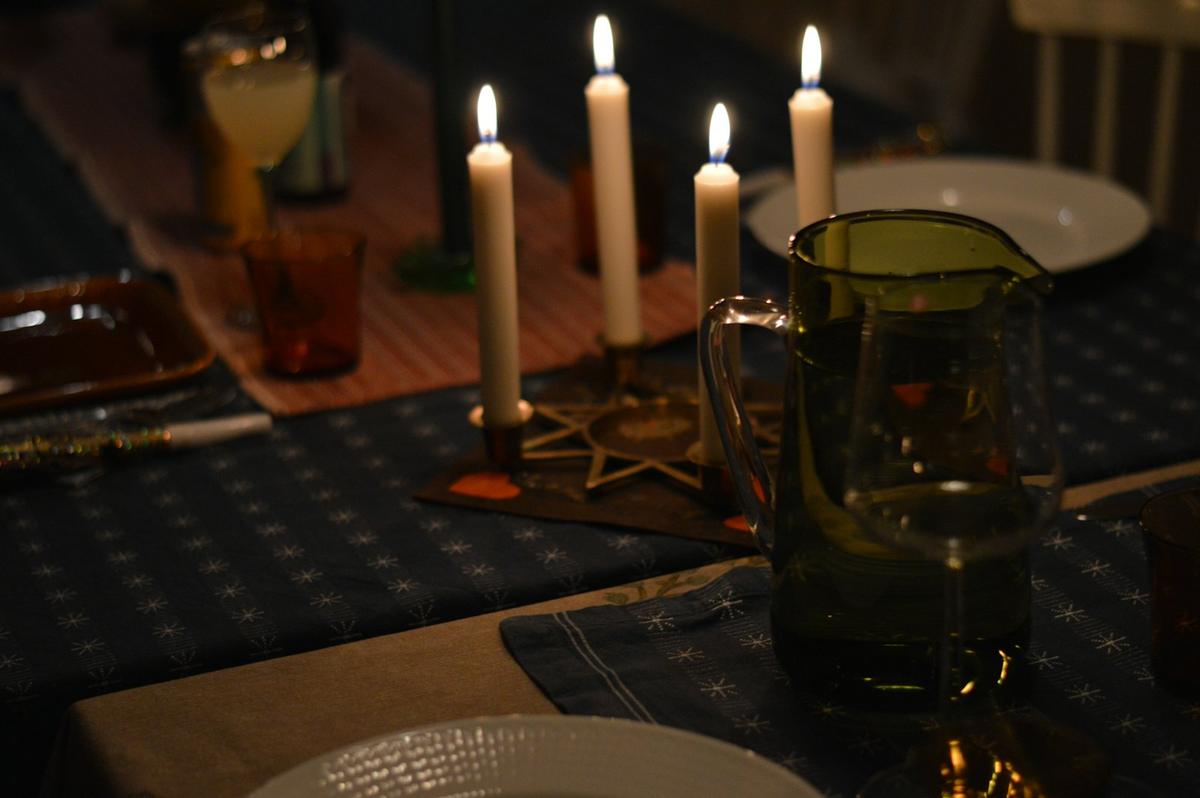 Une table dressée avec des bougies allumées